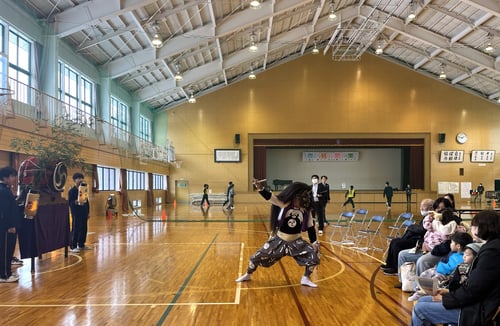 写真3 伝統芸能班による鬼太鼓ワークショップの様子