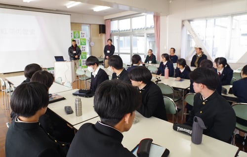 地域の企業の方の講演会に参加する生徒の様子