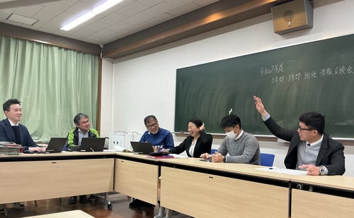 学年団の先生方で生徒情報を共有する様子