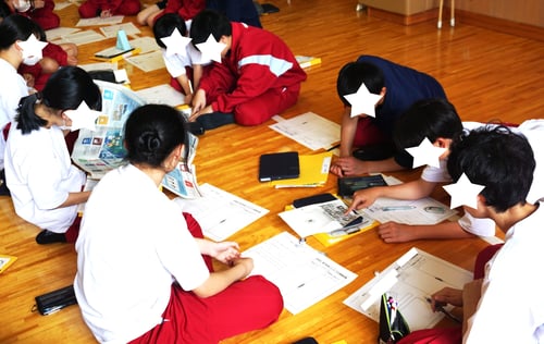 授業写真2朝日新聞を読みながら自分の興味・関心を班員に共有[修正版]_page-0001