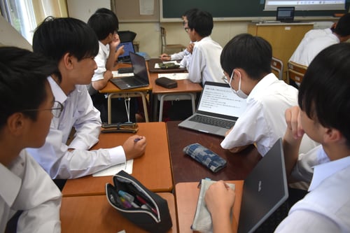 毎年10月、2年生が1年生に向けてフィールドワークの成果を伝える「個人探究中間発表会」の様子