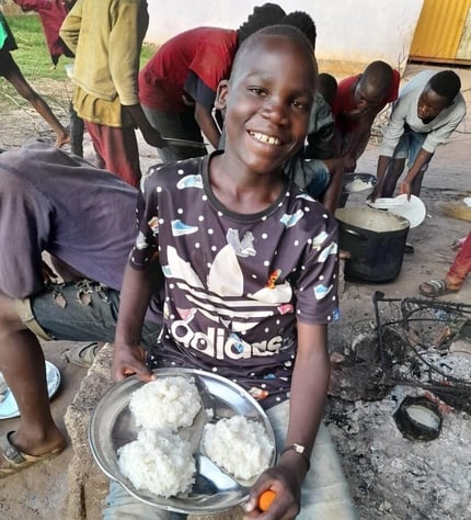 4.ザンビアの孤児院での本校収穫のネリカ米食事会 (2)